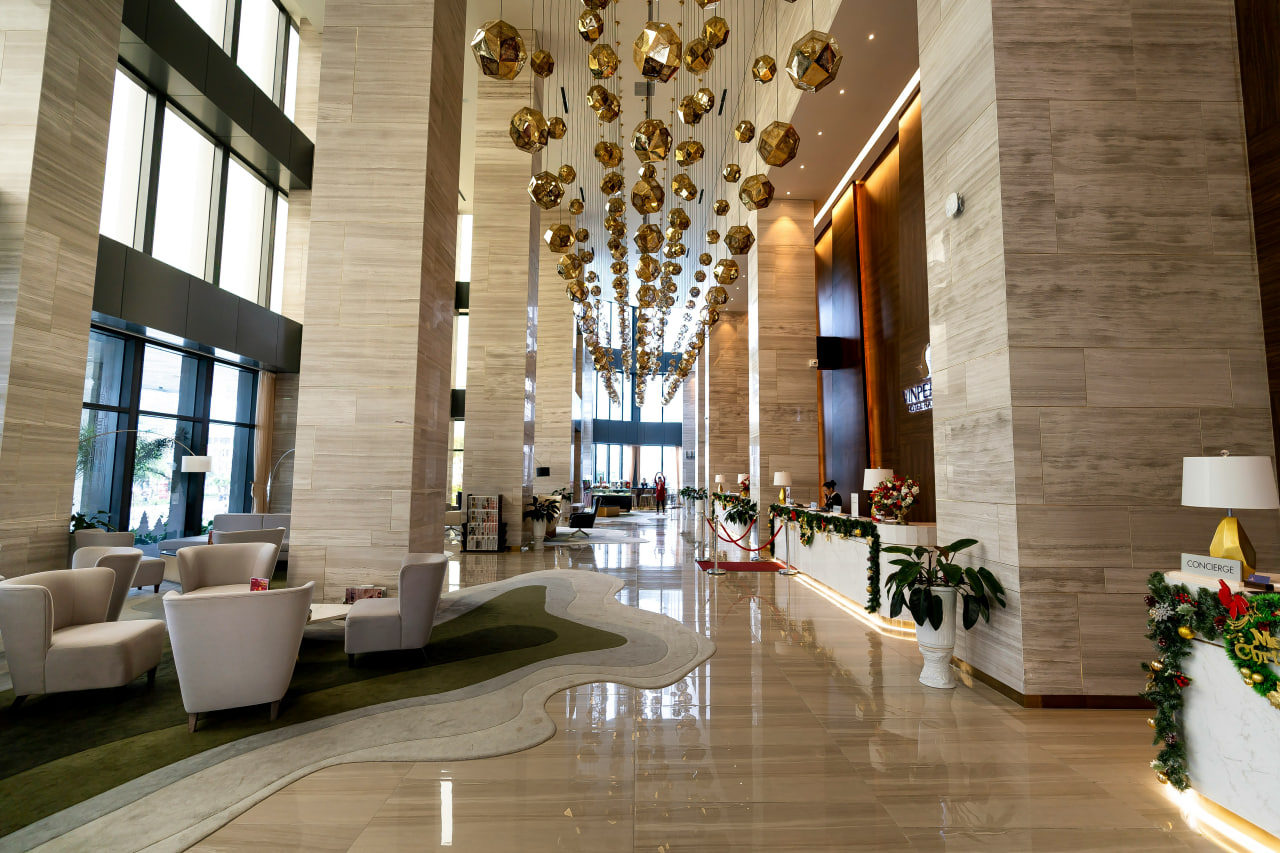 Upscale hotel lobby with golden modern chandeliers maintained by Smart Service